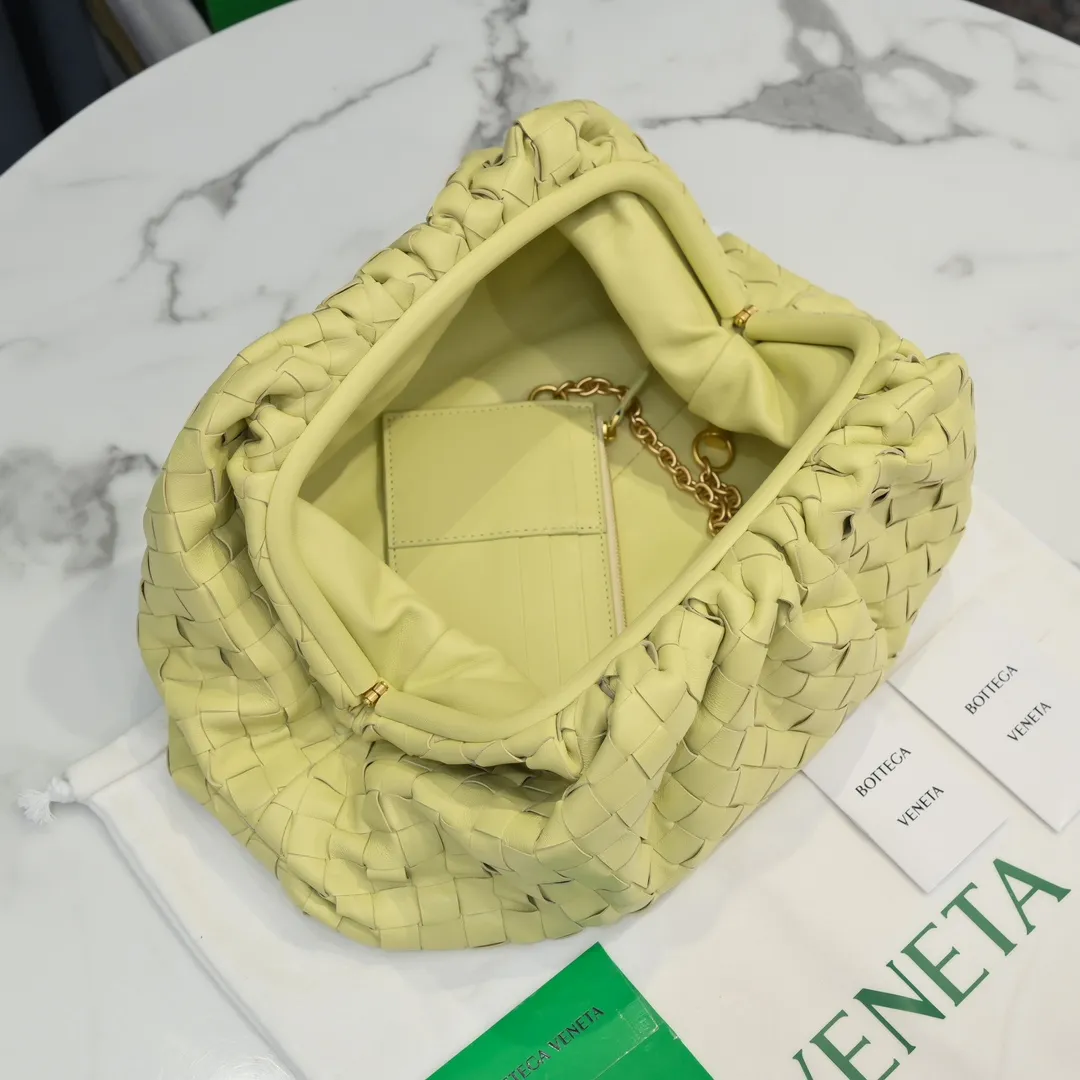 🔥🔥The counterattack of the popular Bottega Veneta started with this series of cloud bags, which went viral in the fashion circle and started a craze! Out of stock, out of stock, out of stock... One piece is hard to find, super hard to buy, regardless of age, season, or occasion. Very classy. Really, if you carry this on the road, it will turn heads! This is also the reason why this series is so expensive. Large size: 38*20*8.5cm [Big clouds and large grid weaving]